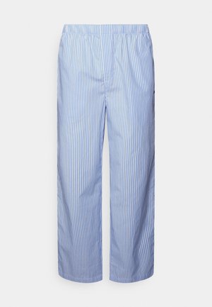 Pantaloni de pijama cu dungi albastre deschise și albe, cu talie elastică, croi lejer și material din bumbac moale. Fără buzunare sau detalii metalice vizibile.