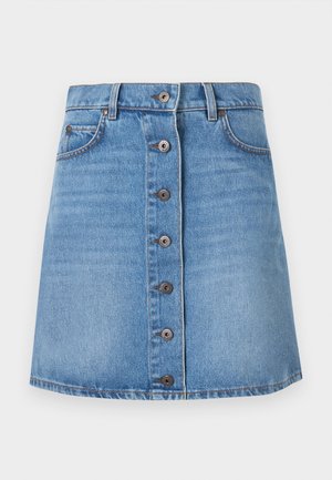 Modrá džínová sukně na knoflíky s poutečky na pásek, dvěma předními kapsami a viditelným prošitím na bílém pozadí.