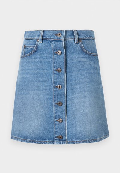 Μπλε τζιν φούστα με κουμπιά μπροστά, θηλιές για ζώνη, δύο μπροστινές τσέπες και ορατές ραφές σε λευκό φόντο.