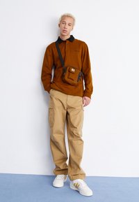 Carhartt WIP ESSENTIALS BAG SMALL UNISEX - Soma ar siksnu pāri ķermenim - deep brown