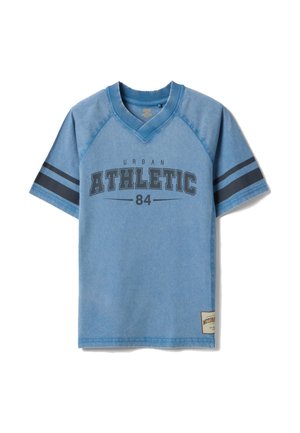 Blauw T-shirt met korte mouwen en V-hals, met de tekst "Urban Athletic 84" en zwarte strepen op de mouwen, voorzien van een klein embleem vlak bij de zoom.