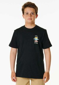 T-shirt noir en coton avec un logo "RIP CURL" coloré et un design de vague sur la poitrine gauche. Manches courtes et col rond.