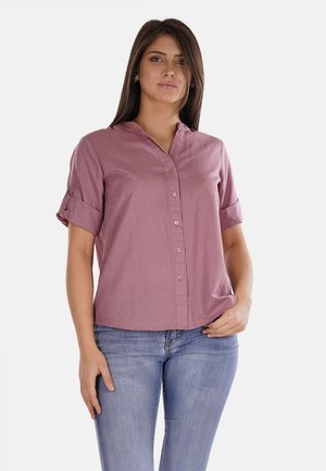 Camicia a maniche corte con bottoni di colore lilla chiaro, realizzata in tessuto morbido, con colletto alla cinese e maniche arrotolate.