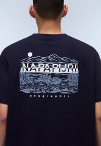 Marine T-shirt med et bjerglandskab i lyseblå på ryggen, med teksten "NAPAPIJRI" og "geographic" nedenunder.