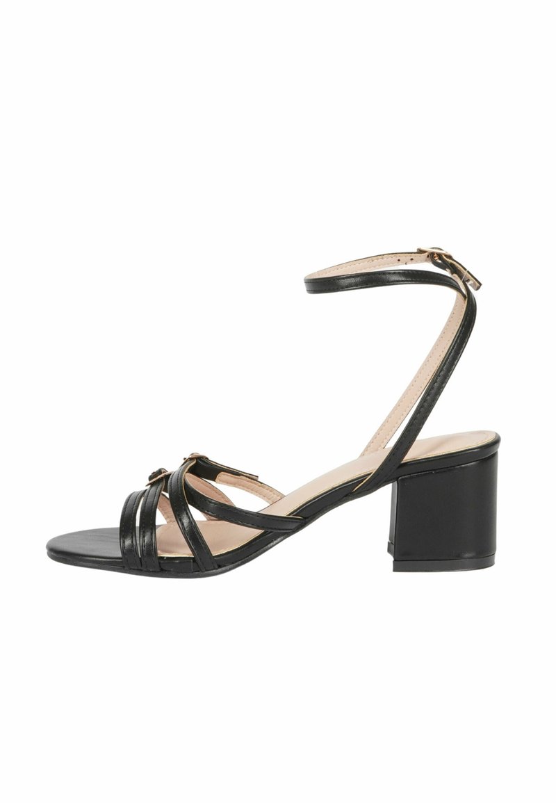 Sandal nera con cinturini e tacco a blocco, con un accento metallico e soletta color nudo. Realizzata in pelle liscia con cinturino alla caviglia regolabile.