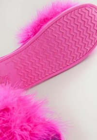 Roza obutev za na slip-on z airy rožnato krzno in teksturirano gumijasto podplat z vzorcem chevron.