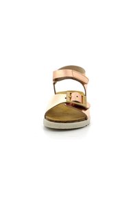 Sandal de cuero en rose gold metálico y beige con una correa ajustable y hebilla. Presenta una plantilla de corcho y suela de goma. Diseño de punta abierta.