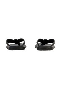 Zwarte slippers met een textuur in de band en een platte rubberen zool, met een eenvoudig ontwerp en zonder extra versieringen.