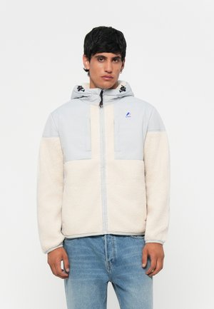 Lichtgrijze en crèmekleurige zip-up jack met een capuchon, voorzien van een fleecetextuur, voorzakken en een logopuntje bij de halslijn.