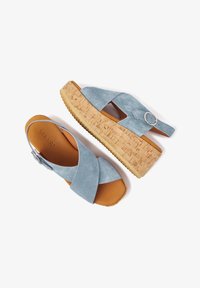 Blauwe suède platform sandalen met kurken zool, verstelbare gesp en kruislings bandenontwerp. Glad leren inlegzool, gestructureerde bovenkant en rubberen buitenzool.