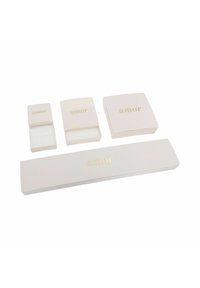 Set med fyra rosa smyckeslådor med guld texten "amor". Inkluderar en liten kvadratisk, en större kvadratisk och en lång rektangulär låda. Slät yta.