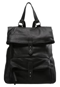 Černý kožený batoh s překlopným víkem, přední kapsou se stahovacími popruhy a nastavitelnými ramenními popruhy. Texturovaný povrch a kovové detaily.
