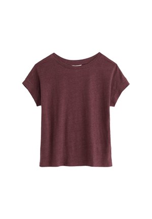 Korte mouwen, bordeauxrode T-shirt met ronde hals, een ontspannen pasvorm en opgerolde zoommouwen op een witte achtergrond.