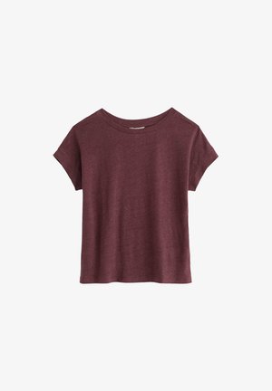 Korte mouwen, bordeauxrode T-shirt met ronde hals, een ontspannen pasvorm en opgerolde zoommouwen op een witte achtergrond.