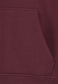 Bordeauxfarbener Sweatshirt-Stoff mit glatter Textur, mit einer Fronttasche und geripptem Saum. Einfach, einfarbig, ohne zusätzliche Muster oder Akzente.