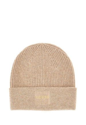 Beanie lavorato a maglia beige con risvolto; presenta un motivo testurizzato e una patch rettangolare con lettering dorato.