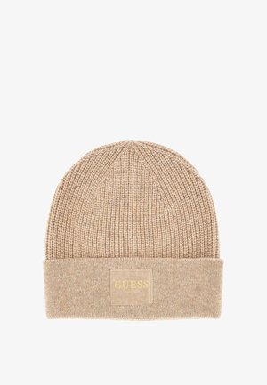 Beanie lavorato a maglia beige con risvolto; presenta un motivo testurizzato e una patch rettangolare con lettering dorato.