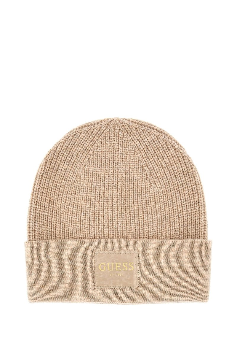 Beanie lavorato a maglia beige con risvolto; presenta un motivo testurizzato e una patch rettangolare con lettering dorato.
