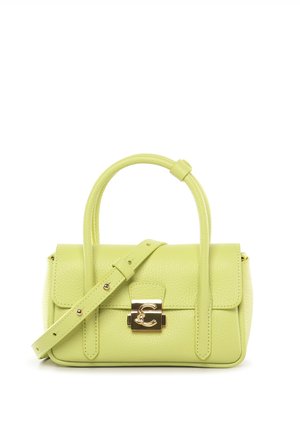 Sac à main en cuir vert clair texturé avec deux poignées, une bandoulière réglable et un fermoir doré arborant un logo double C.