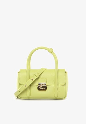 Bolso de mano de piel verde claro texturizada con dos asas, correa ajustable para el hombro y cierre de tono dorado con un logo doble C.