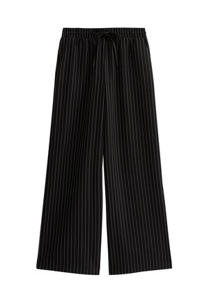 Pantaloni neri a gamba larga con strisce verticali bianche, dotati di una vita elastica e cordino. Tessuto liscio, design casual.