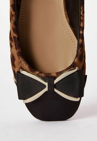 Lipsy QUILTED BOW  SCHOOL REGULAR FIT - Balerinke - animal brown