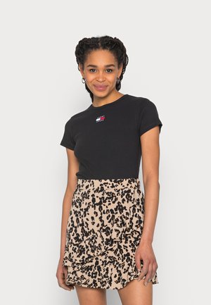 BABY CROP CENTER BADGE - Basic T-shirt - black