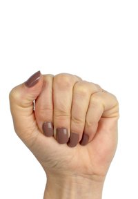 Hand mit kurzen, quadratischen Nägeln, die mit glänzendem, taupefarbenem Nagellack lackiert sind. Die Hauttextur ist sichtbar und hat einen leicht blassen Ton.