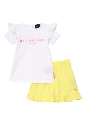 T-shirt bianca con maniche arricciate e testo rosa "RICHMOND", abbinato a una gonna gialla con orlo arricciato e logo coordinato.