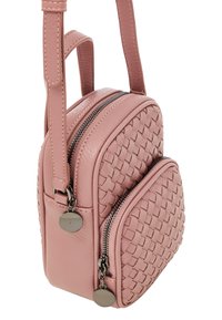Mini borsa a tracolla rosa realizzata in pelle intrecciata con due scomparti con zip, caratterizzata da accessori in argento e una finitura testurizzata.