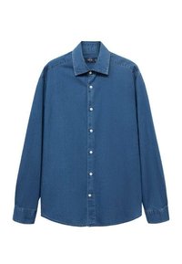 Langärmliges, blaues Denim-Hemd mit Kragen und weißen Knöpfen, schlichtes Design, frontal auf weißem Hintergrund präsentiert.