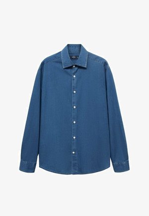 Blauwe denim overhemdbloes met lange mouwen, kraag en witte knopen, eenvoudige ontwerp, frontaal weergegeven op een witte achtergrond.