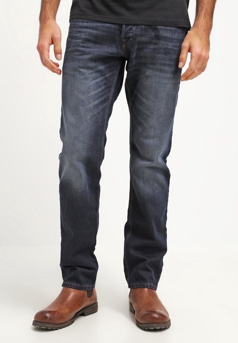 Jeans di denim blu scuro con un design slim fit, caratterizzati da leggere sfumature, stile classico a cinque tasche e cuciture rinforzate.