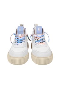 Sneakers bianchi con un design testurizzato, dotati di lacci rosa e blu, suola color crema e linguetta blu chiaro con accenti dorati.