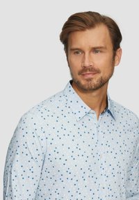  Lichtblauw button-up shirt met een gestippeld patroon in verschillende tinten blauw. Heeft een klassieke kraag en lange mouwen, gemaakt van een soepele stof.