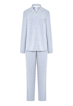 Conjunto de pijama de manga larga de color azul claro con un patrón de hojas blancas, camiseta abotonada con cuello y bolsillo en el pecho, y pantalones rectos a juego.