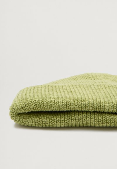 Beanie lavorato a maglia di colore verde chiaro, con un motivo a coste testurizzato, bordo ripiegato e tessuto morbido, che offre calore e comfort.