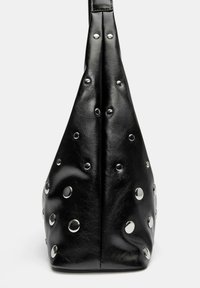 Zwarte leren handtas met een driehoekige vorm, versierd met zilveren studs en ronde uitsparingen. Gladde textuur met een verstelbare schouderriem.