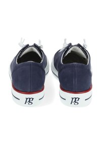 Ναυτικό μπλε δερμάτινα παπούτσια με λευκές καουτσούκ σόλες, κόκκινες λεπτομέρειες και στρογγυλά κορδόνια. Διαθέτουν υπογραφή στη φτέρνα και λεία υφή.