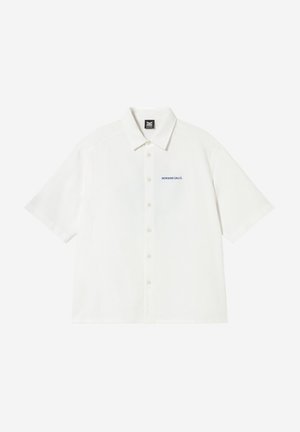 Camicia bianca a maniche corte con bottoni, colletto e piccolo testo blu "MORNING CALLS" sul petto a sinistra.