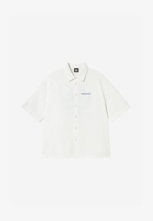 Camicia bianca a maniche corte con bottoni, colletto e piccolo testo blu "MORNING CALLS" sul petto a sinistra.