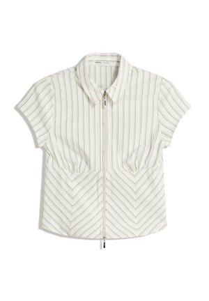 Blouse blanche à manches courtes avec des rayures verticales et en chevrons, dotée d'une fermeture éclair sur le devant, d'un col pointu et de deux poches avant.