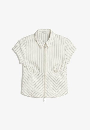 Hvid kortærmet bluse med lodrette og chevron-striber, der har en lynlås foran, spidse kraver og to forlommer.
