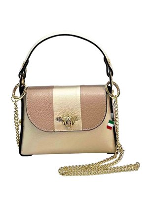Sac à main en cuir beige et caramel avec un emblème de abeille en or, une bandoulière en chaîne et un accent du drapeau italien. Forme structurée avec un rabat.