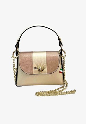 Karamel en beige leren handtas met een gouden bij-embleem, kettingstrap en accent van de Italiaanse vlag. Gestructureerde vorm met een klep-sluiting.