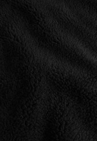 Fekete bolyhos anyag, puha, textúrált felülettel, vastag, bolyhos megjelenéssel és egységes szövési mintával.