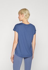 ONLY Play ONPAUBREE LIFE ON BAT LOOSE - T-skjorte til trening - vintage indigo