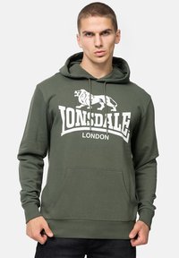 Felpa verde oliva in cotone, con una grande grafica bianca "LONSDALE LONDON" e design di leone. Include una tasca frontale e cappuccio con coulisse.