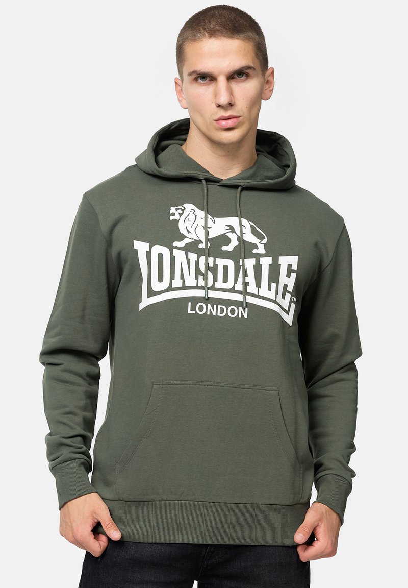 Felpa verde oliva in cotone, con una grande grafica bianca "LONSDALE LONDON" e design di leone. Include una tasca frontale e cappuccio con coulisse.