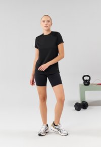 Even&Odd active ESSENTIAL T-SHIRT WITH RELFECTIVE STRIP - Sports T-shirt - black